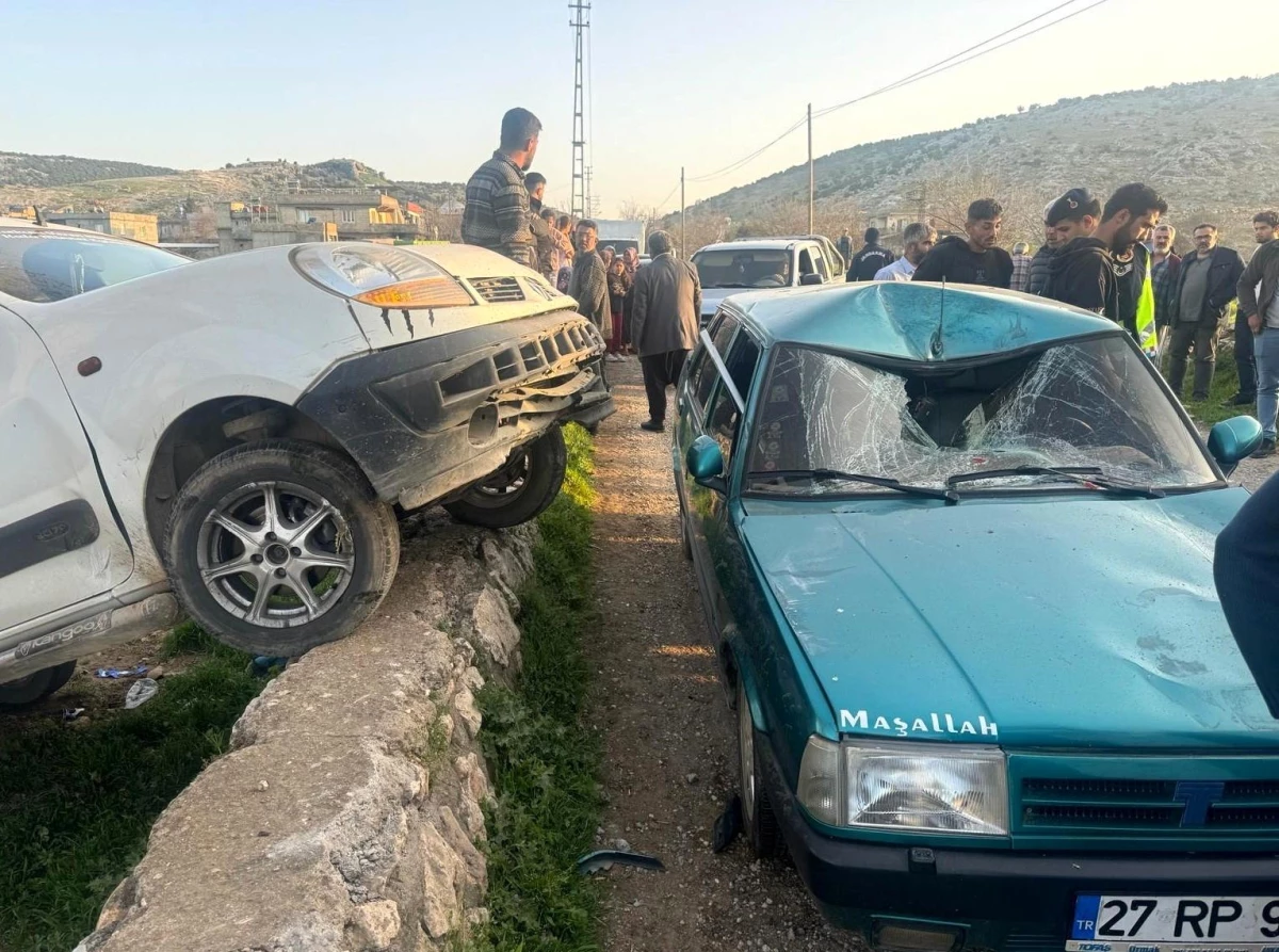 Adıyaman\'ın Besni ilçesinde otomobil ile hafif ticari araç çarpışması: 1 yaralı