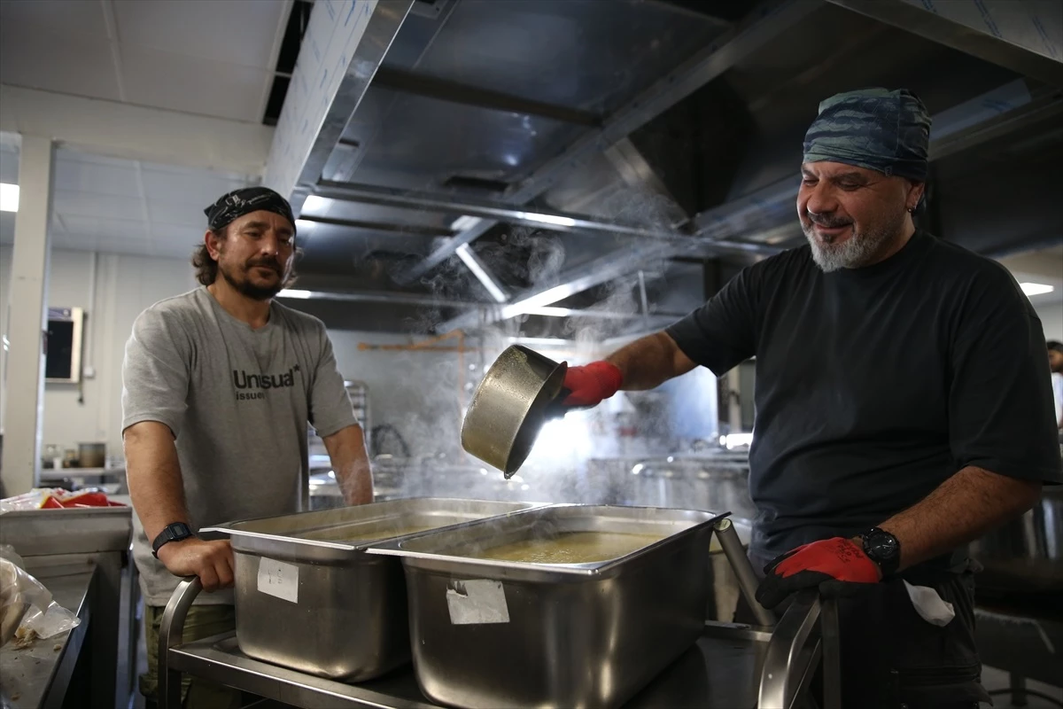 İskenderun\'da Gönül Mutfağı, Ramazan Ayı Boyunca Afetzedelere Yemek Hazırlıyor