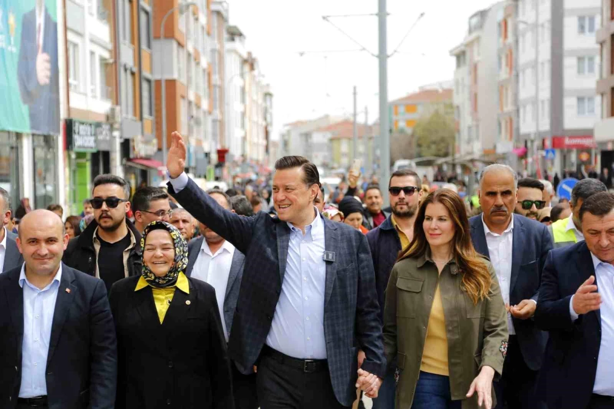 AK Parti Eskişehir Büyükşehir Belediye Başkan Adayı Nebi Hatipoğlu ve Özkan Alp ile \'Odunpazarı Cumhur Yürüyüşü\' gerçekleştirdi