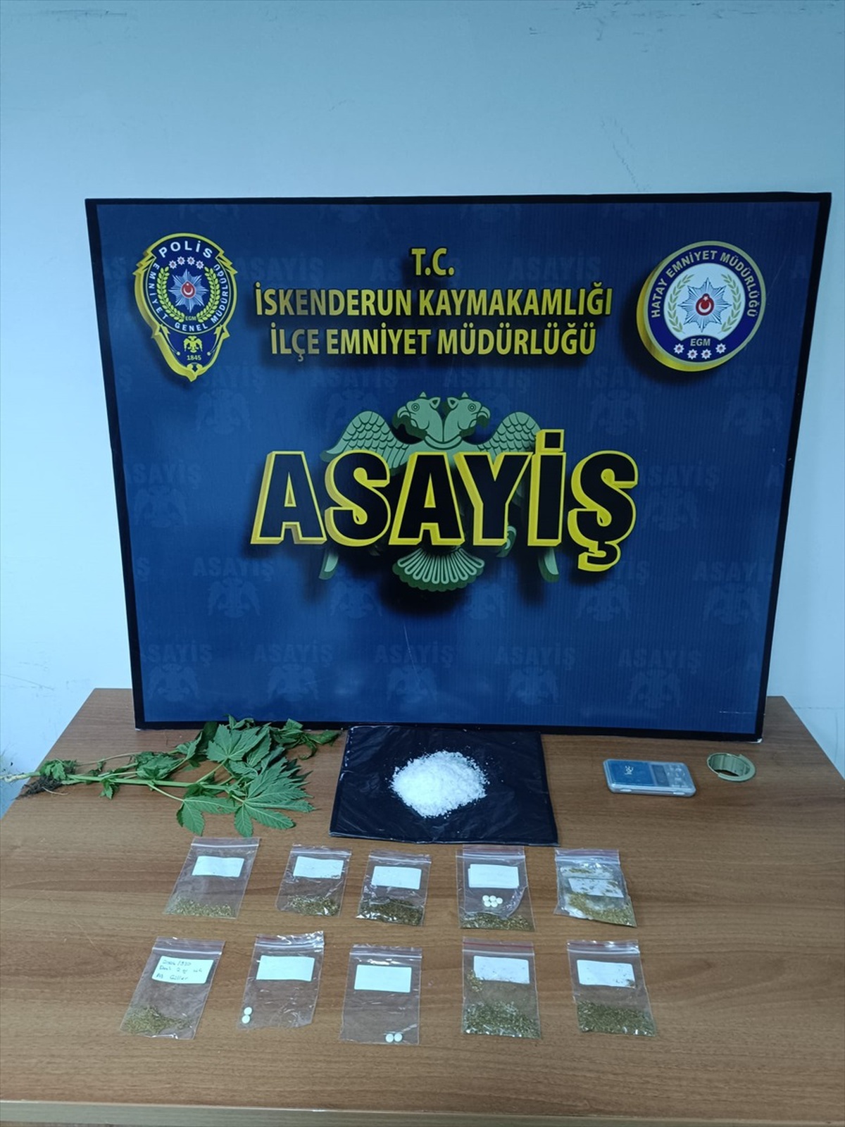 İskenderun\'da Asayiş Uygulamasında 10 Zanlıdan 2\'si Tutuklandı