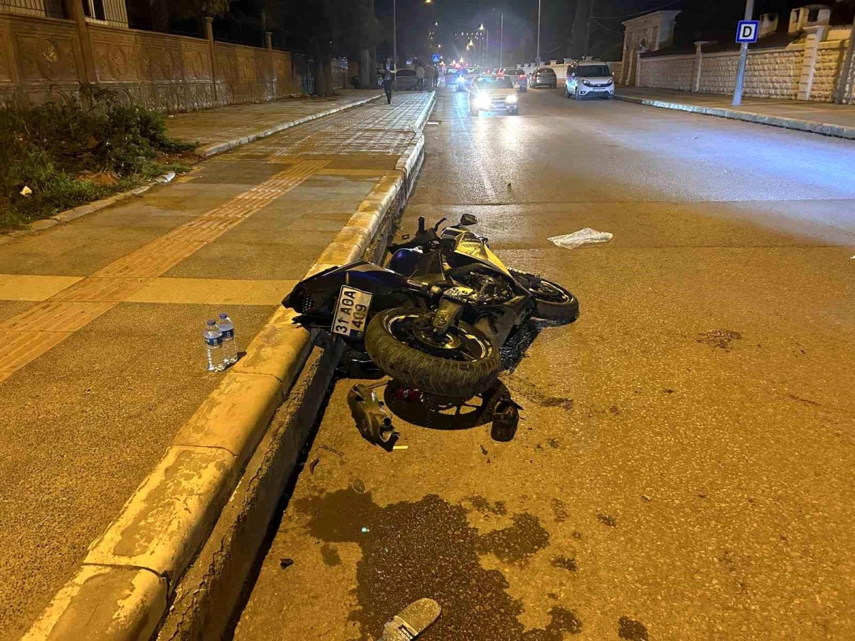 İskenderun\'da hafif ticari araç ile motosiklet çarpıştı: 2 yaralı