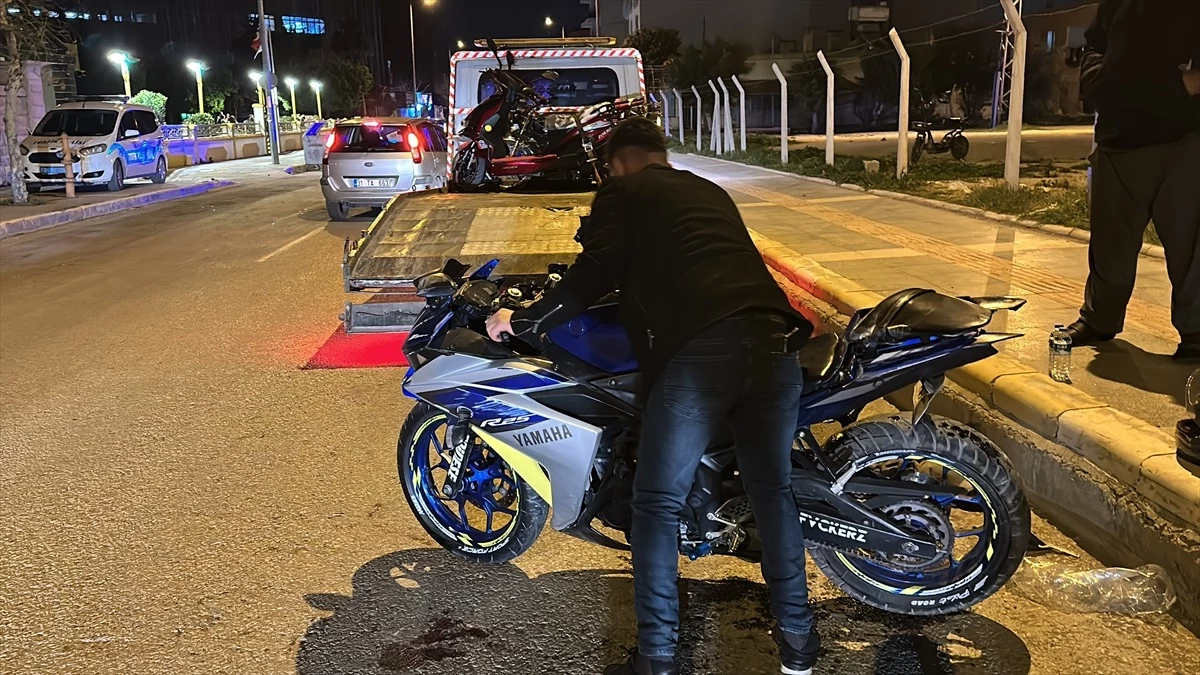 İskenderun\'da hafif ticari araçla motosiklet çarpışması: 2 yaralı