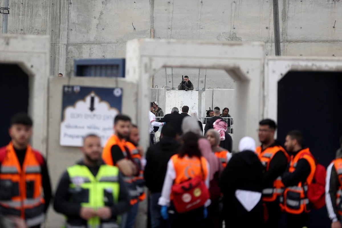 İsrail, Filistinlilerin Mescid-i Aksa\'ya geçişini kısıtlıyor