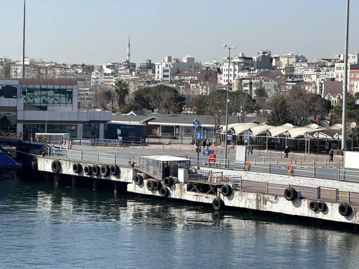 İstanbul\'un gözde kıyılarından Yenikapı sahilinde çöp birikintileri oluştu