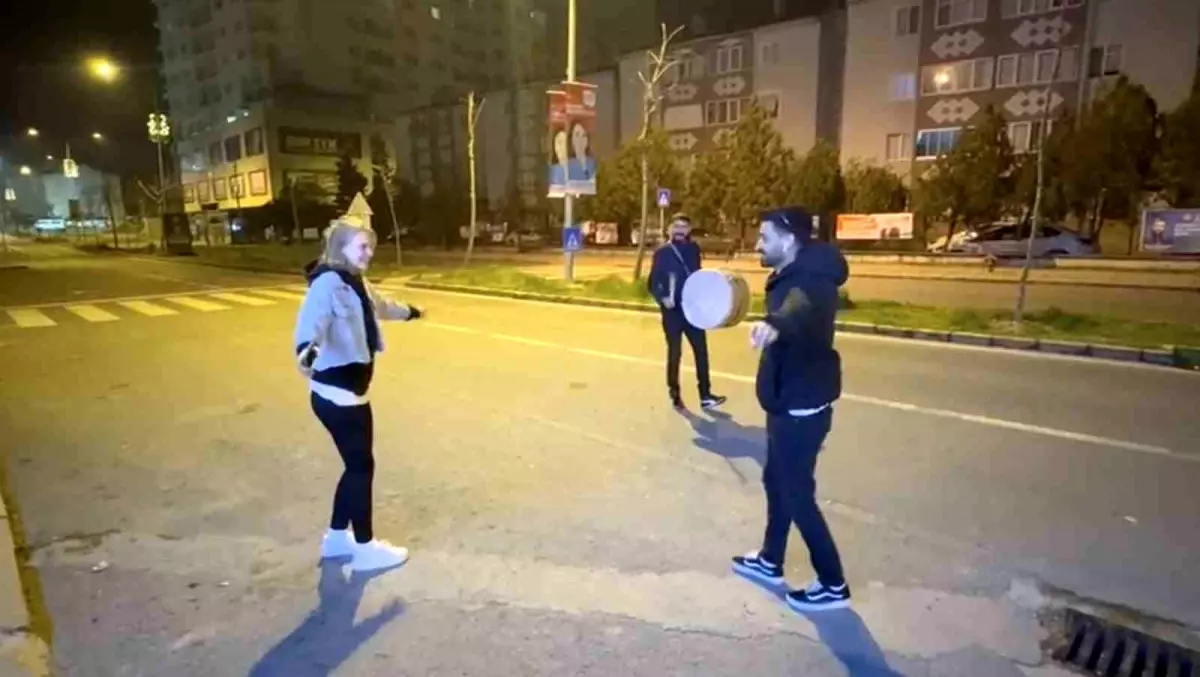 Tekirdağ Kapaklı\'da Gençler Ramazan Davulcusuyla Oynadı