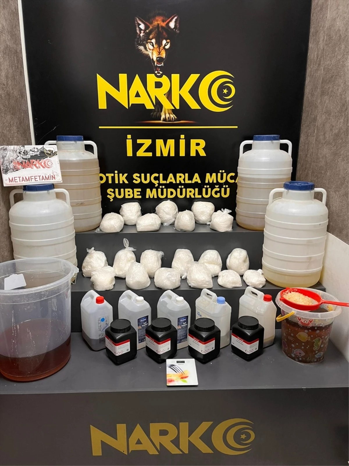 İzmir Bornova\'da 112 kilogram sentetik uyarıcı ele geçirildi, 5 şüpheli gözaltına alındı