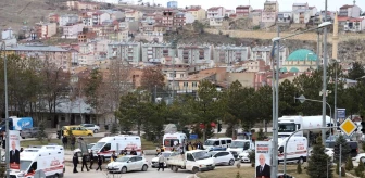 Bayburt'ta Ambulansın Manevra Yapması Sonucu Kaldırıma Çarptı
