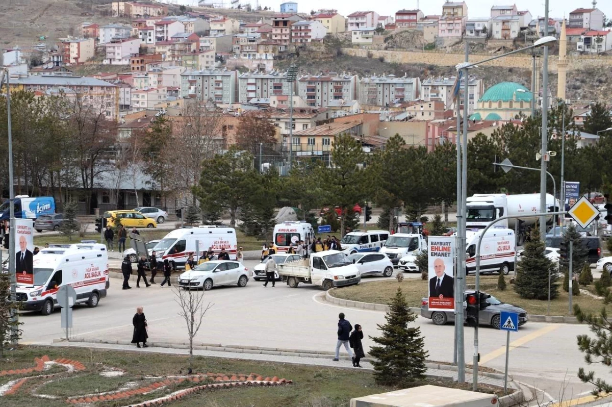 Bayburt\'ta Ambulansın Manevra Yapması Sonucu Kaldırıma Çarptı