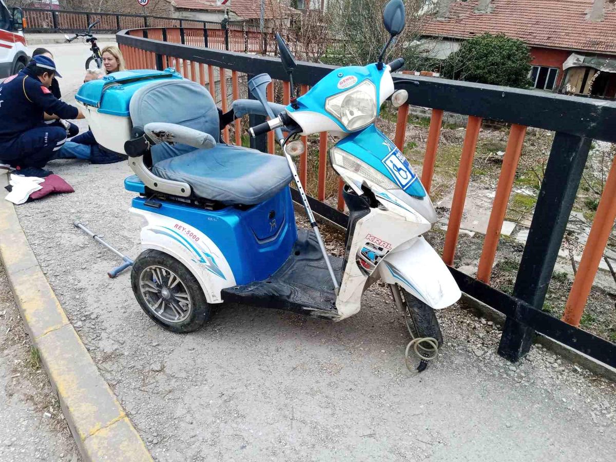 Eskişehir\'de Alkollü Engelli Sürücü Kaza Yaptı, Ambulansa Binmek İstemeyince Zorla Bindirildi