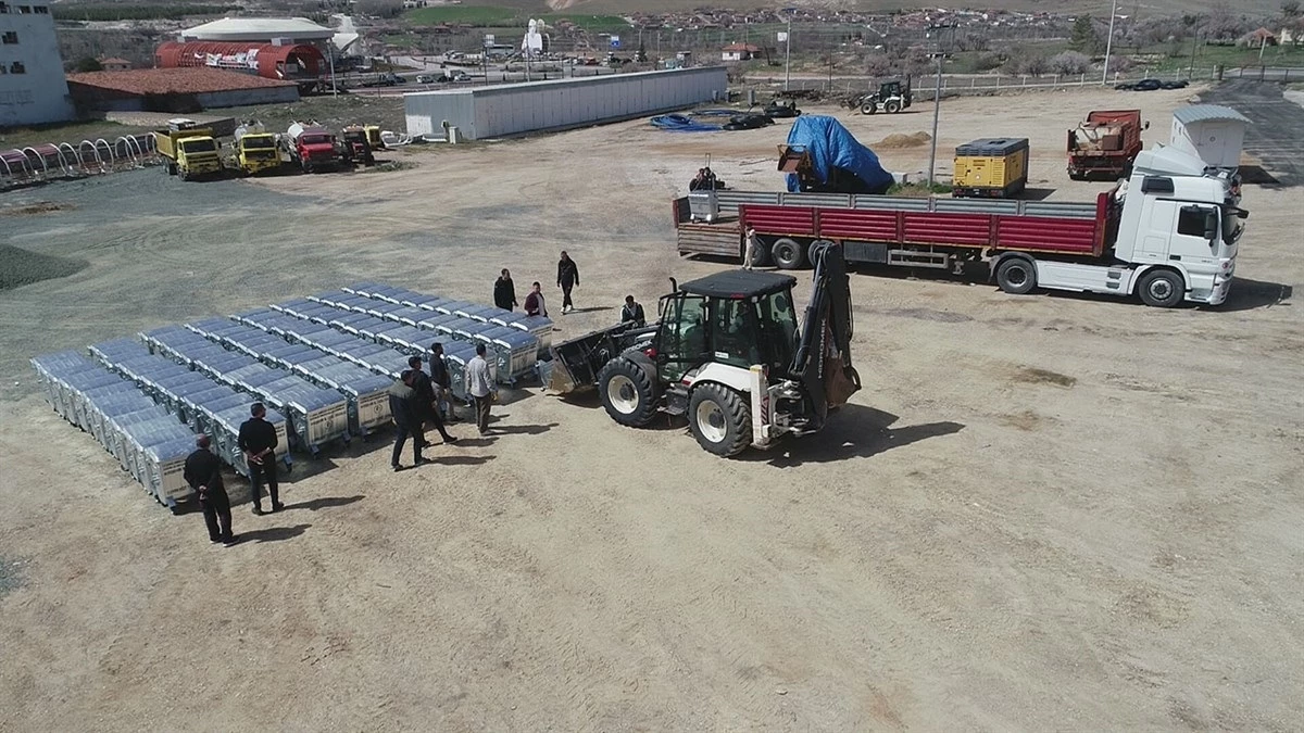 Kırşehir İl Özel İdaresi, köylere 420 çöp konteyneri dağıtımına başladı