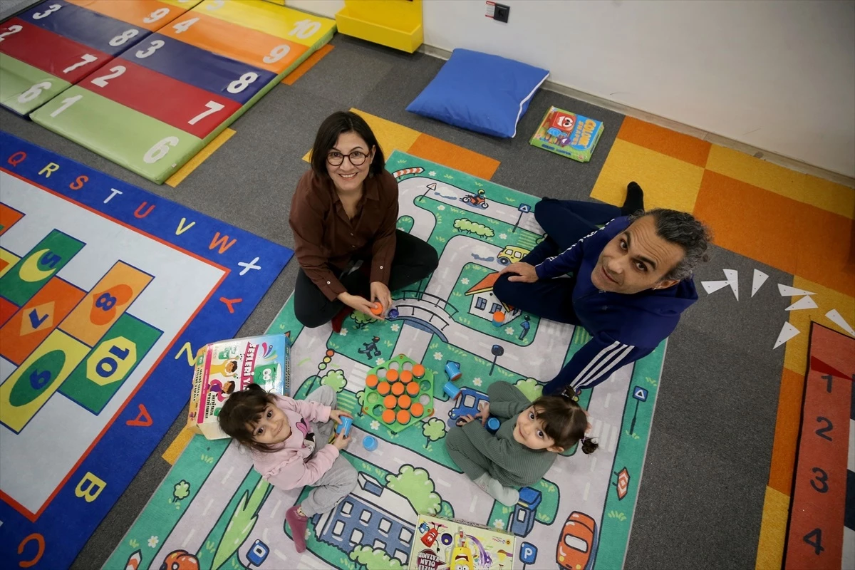 Kırklareli\'nde Kitap Kurdu Aile, Kitap Okuma Tutkusuyla Örnek Oluyor