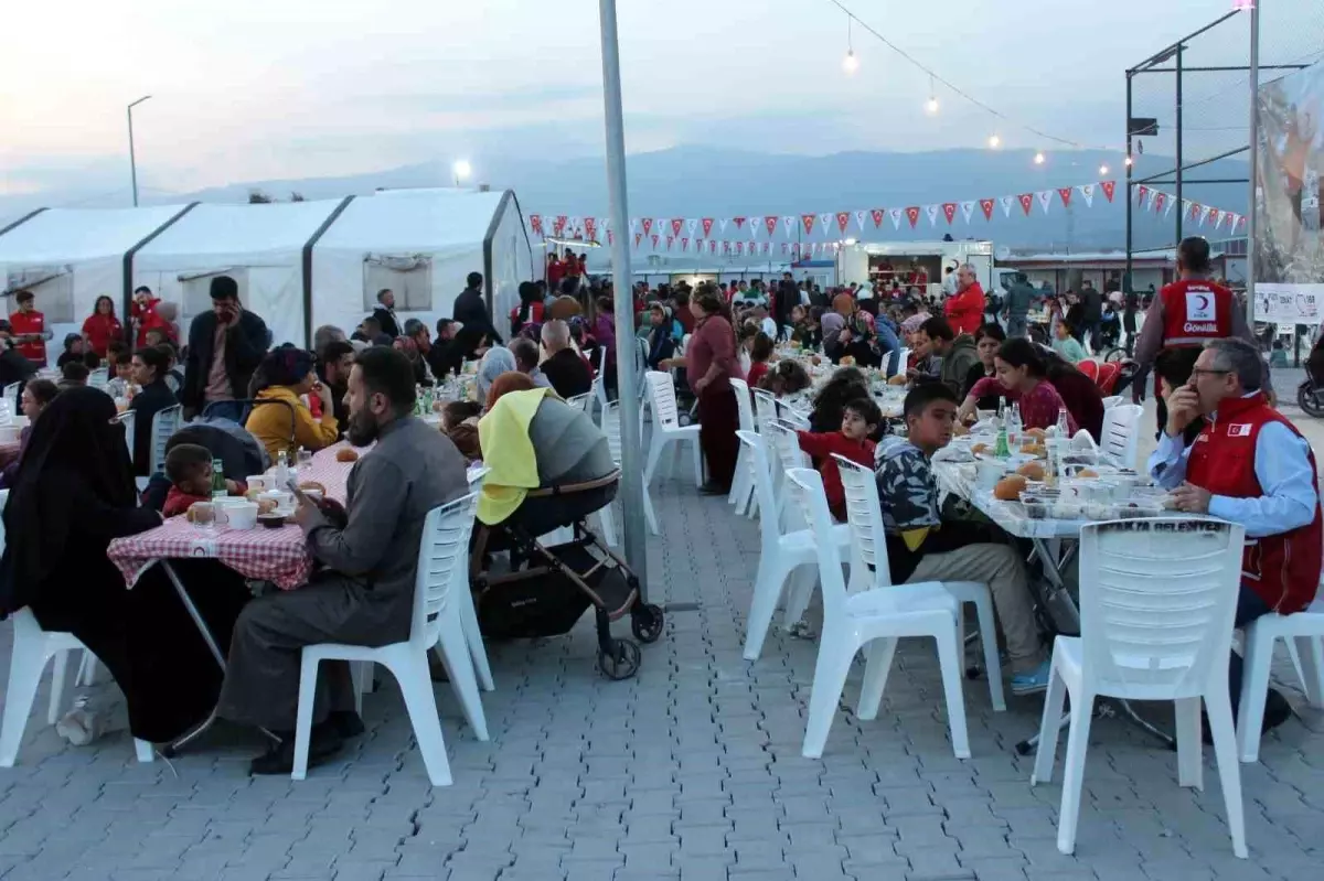 Kızılay Başkanı depremzedelerle iftar sofrasında buluştu