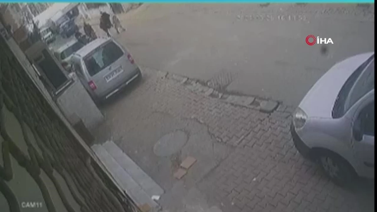 Küçükçekmece\'de ehliyetsiz sürücü iki çocuğa çarptı: O anlar kamerada