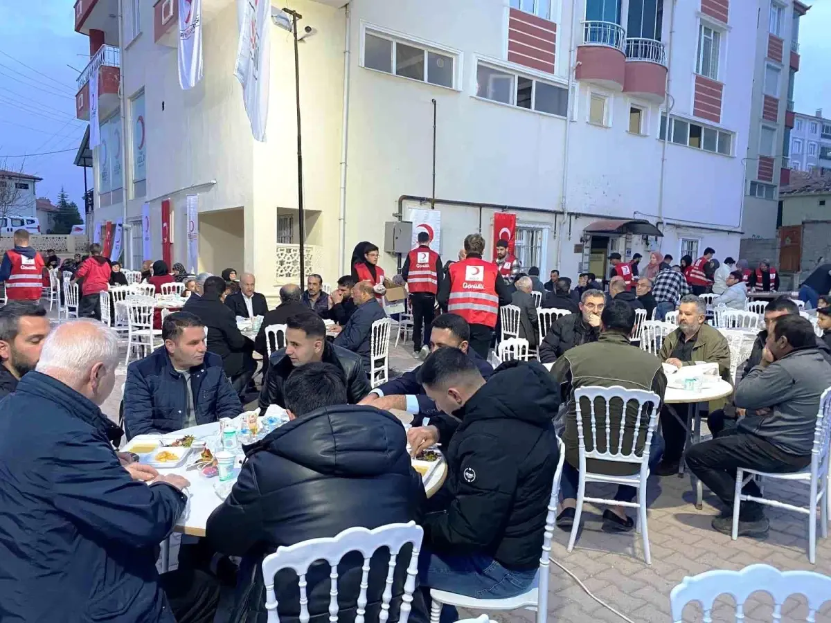 Kızılay Kulu Şubesi, Kulu ilçesinde 150 kişiye iftar yemeği verdi