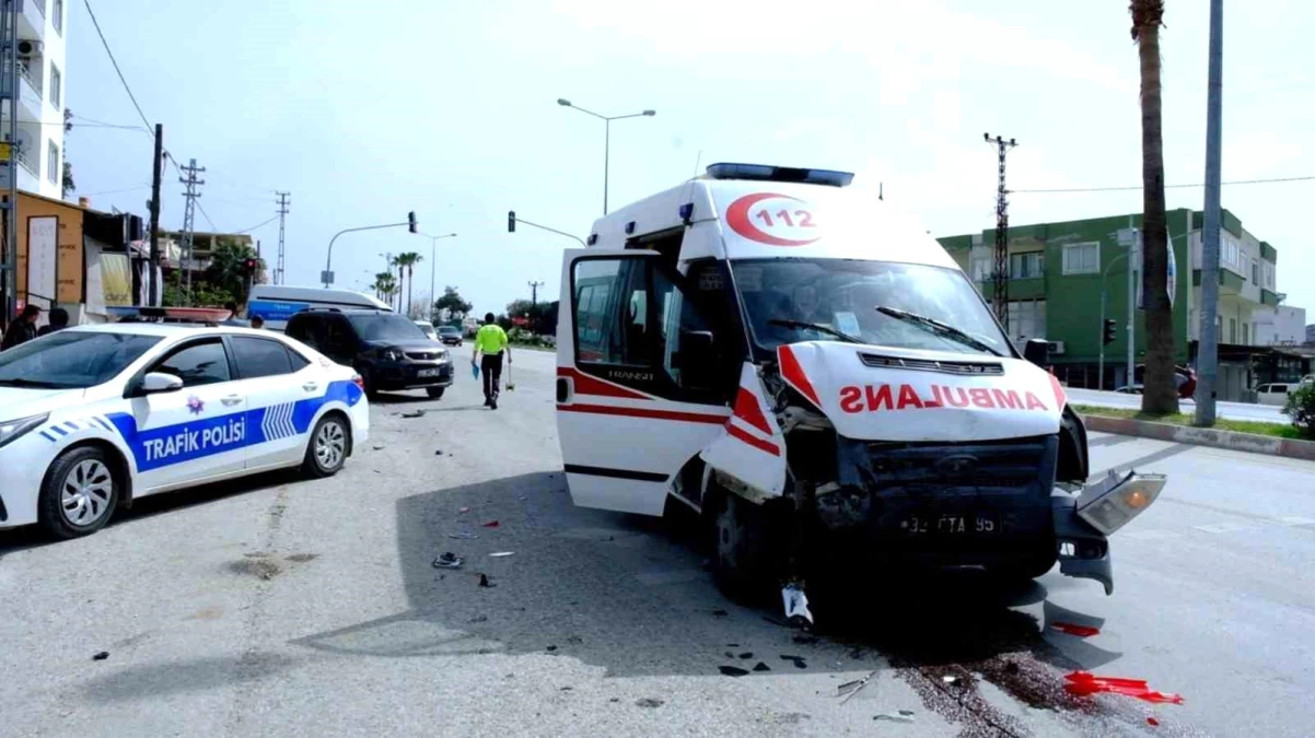 Mersin\'de Ticari Araç ile Ambulansın Çarpıştığı Kaza Maddi Hasarla Atladı