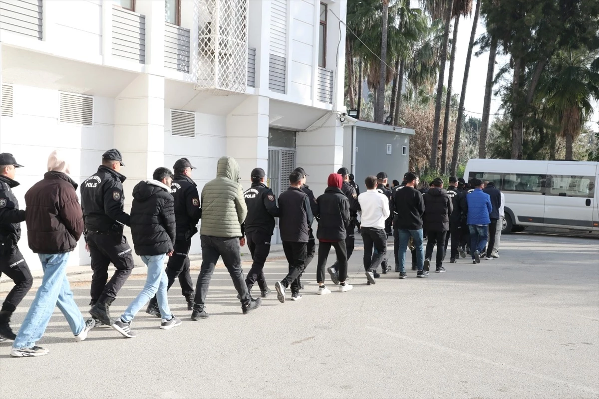 Mersin\'de Sazan Sarmalı Yöntemiyle Dolandırıcılık Yapan 20 Şüpheli Tutuklandı