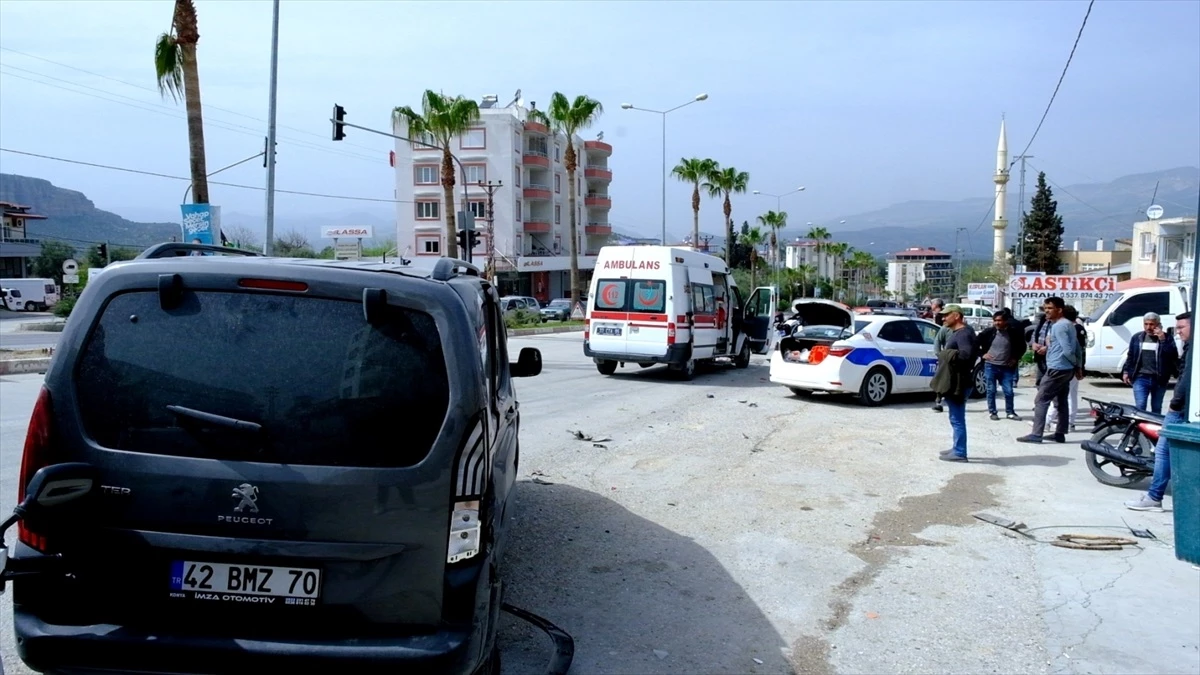 Mersin\'de hafif ticari araç ile ambulans çarpıştı