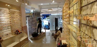 Silifke'de Otomobil Bijuteri Dükkanına Daldı