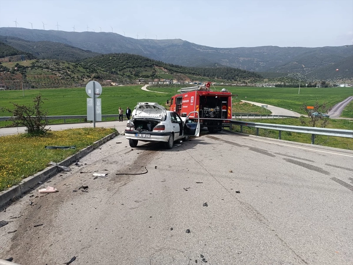 Gaziantep\'te minibüsle otomobil çarpıştı, 2 kişi yaralandı