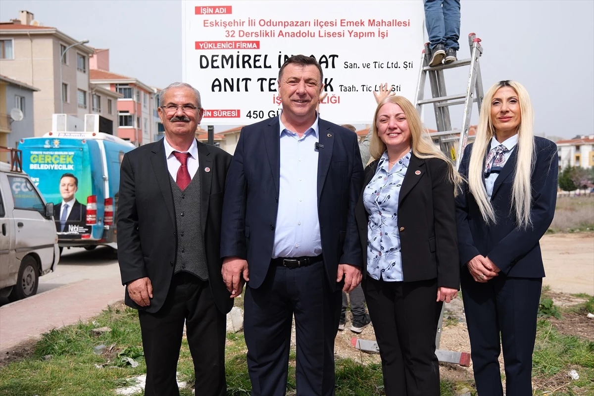 AK Parti Odunpazarı Belediye Başkan Adayı Özkan Alp, Emek Mahallesi\'nde Cumhur Yürüyüşü Gerçekleştirdi