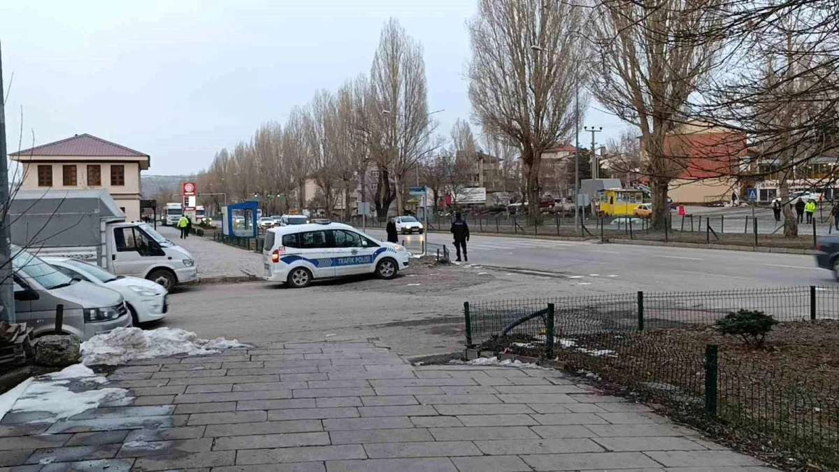Erzurum\'da Okul Servisi Öğretmene Çarptı, Genç Öğretmen Ağır Yaralandı