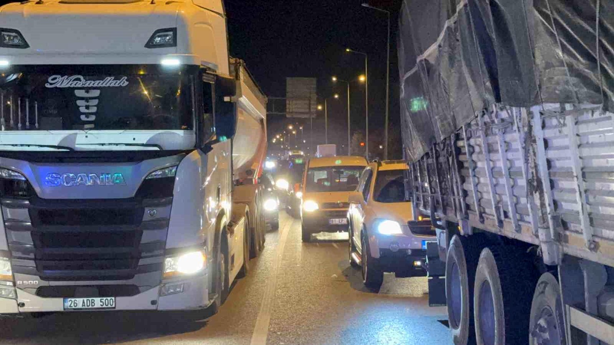 Düzce\'de Kırmızı Işıkta Bekleyen Minibüse Otomobil Çarptı, 1 Kişi Yaralandı