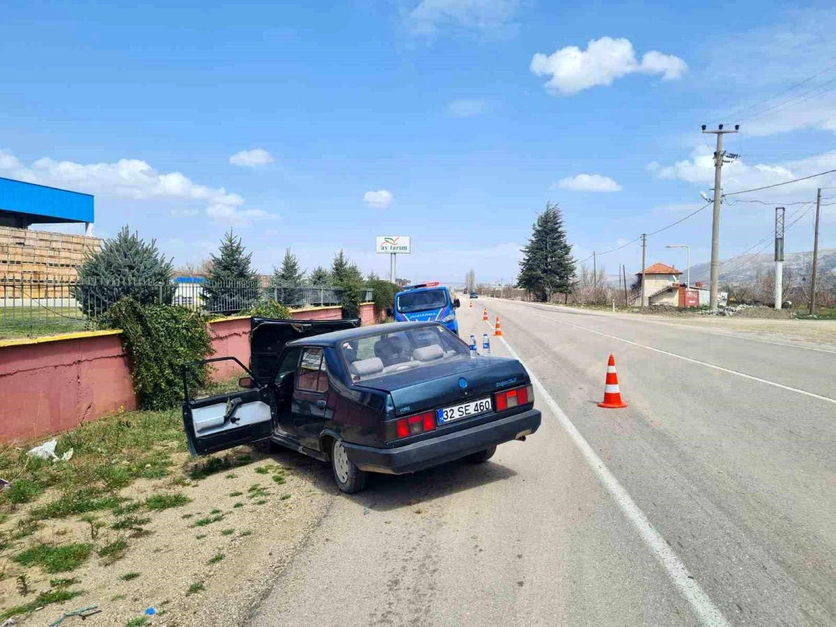 Isparta\'da Otomobil Kazası: 1\'i Ağır 2 Kişi Yaralandı
