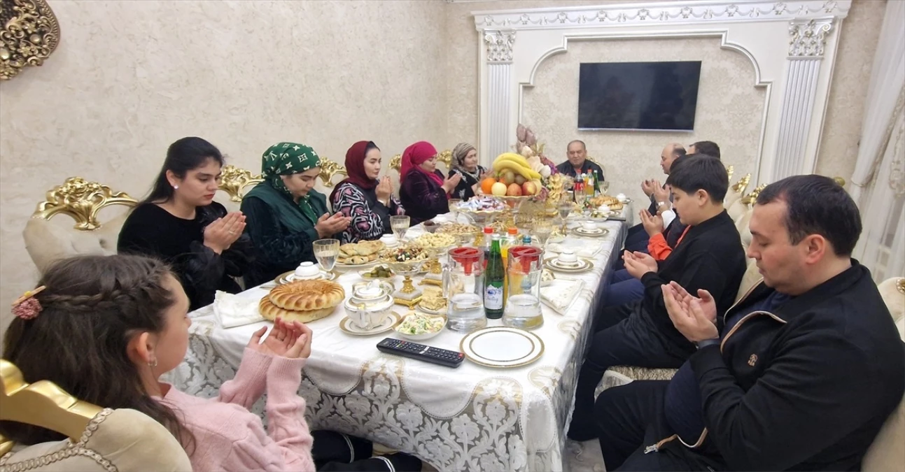 Özbekistan\'da Ramazanda Toplu İftar Geleneği