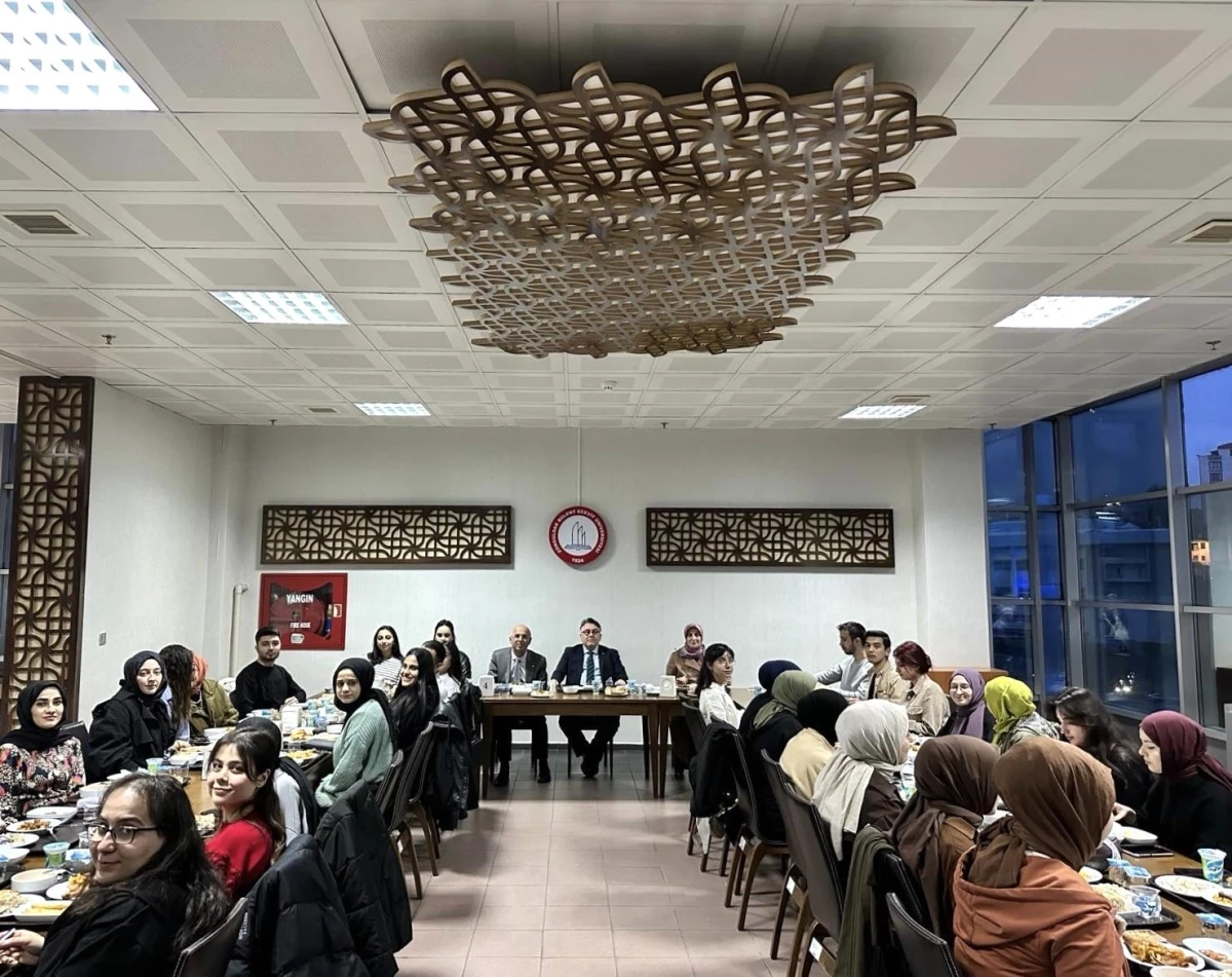 Zonguldak Bülent Ecevit Üniversitesi Rektörü Öğrencilerle İftarda Buluştu