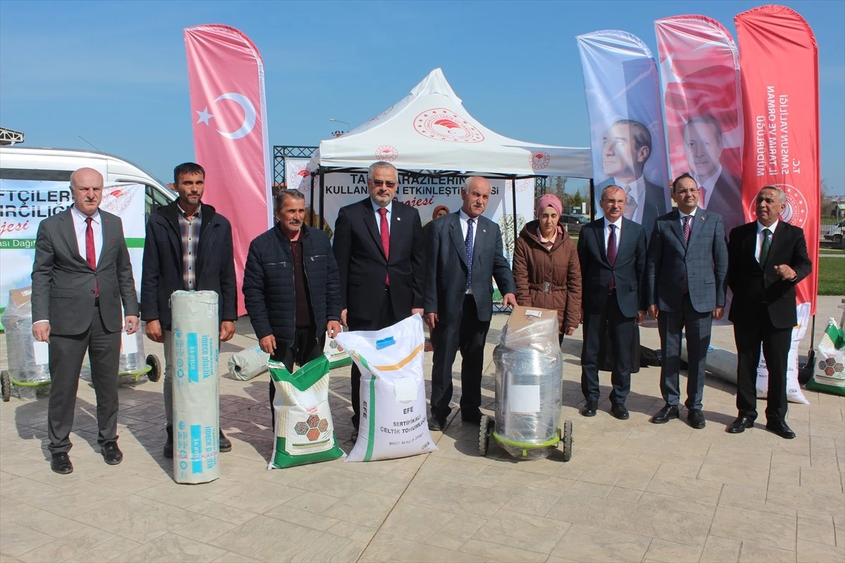 Samsun Bafra\'da Üreticilere Çeltik, Kuru Fasulye Tohumu ve Süt Sağım Makinesi Dağıtıldı