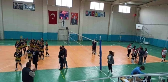 Sarıgöl'de 23 Nisan kutlamaları kapsamında kızlar arası voleybol turnuvası başladı