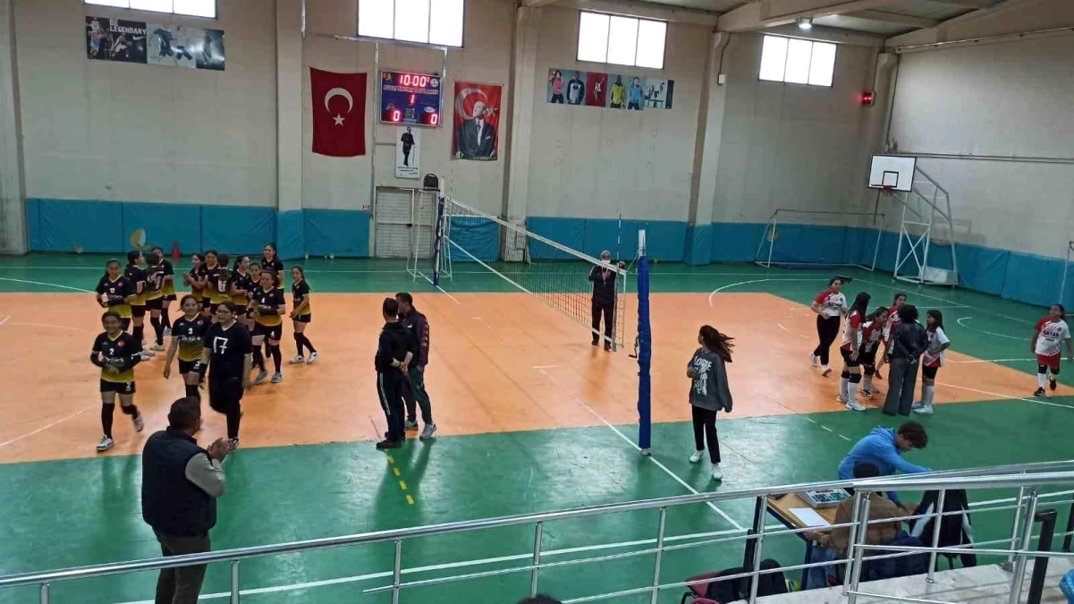 Sarıgöl\'de 23 Nisan kutlamaları kapsamında kızlar arası voleybol turnuvası başladı