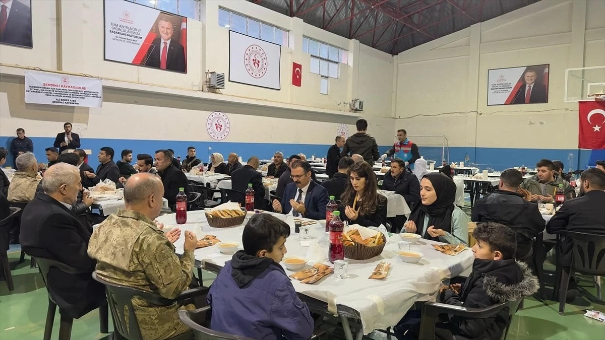 Hakkari Şemdinli\'de gaziler ve şehit aileleri iftarda bir araya geldi