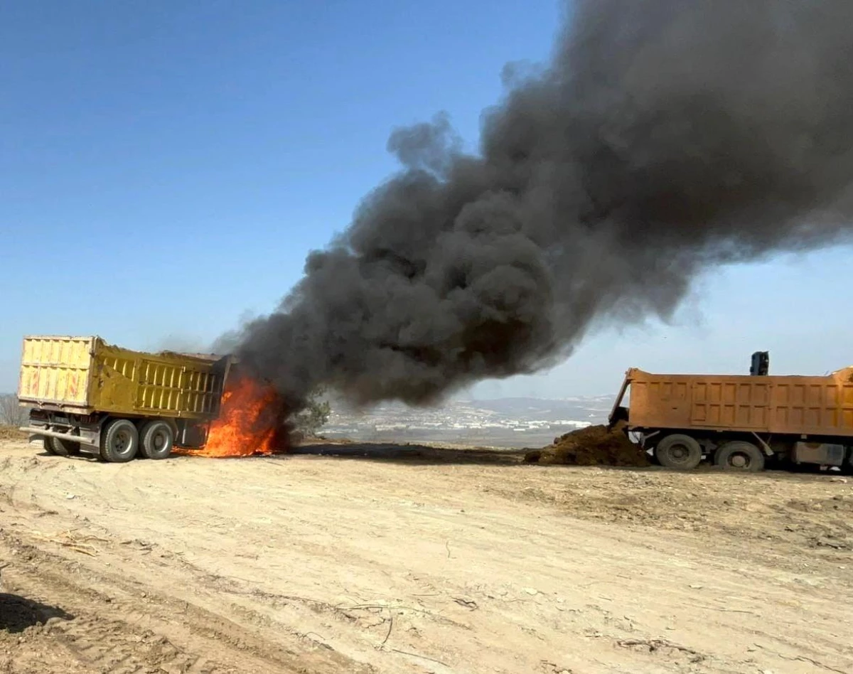 İnegöl\'de toprak taşıyan kamyon alev alev yandı