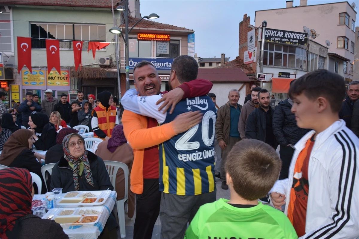 Galatasaraylı ve Fenerbahçeli Taraftarlar Sındırgı\'da İftar Yaptı