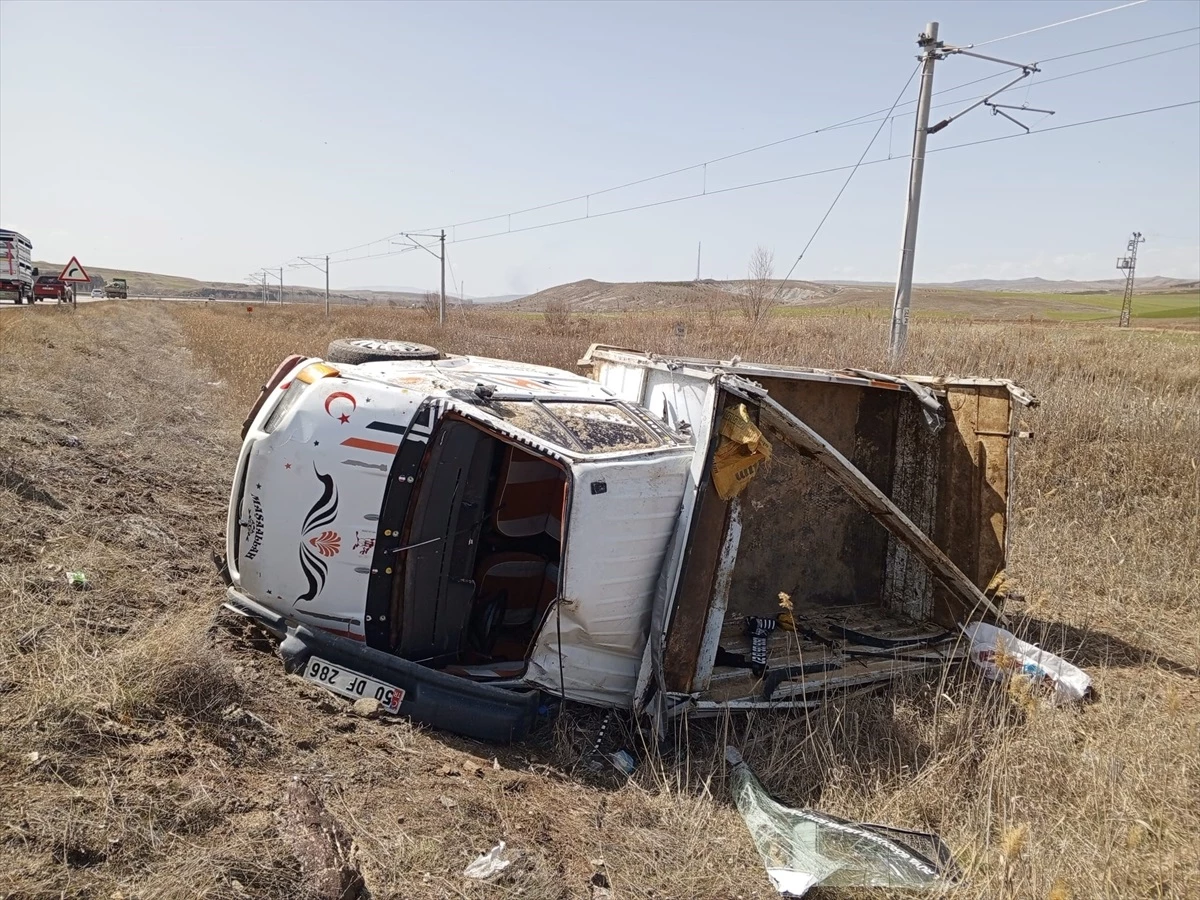 Sivas\'ın Şarkışla ilçesinde kamyonet devrildi, 3 kişi yaralandı