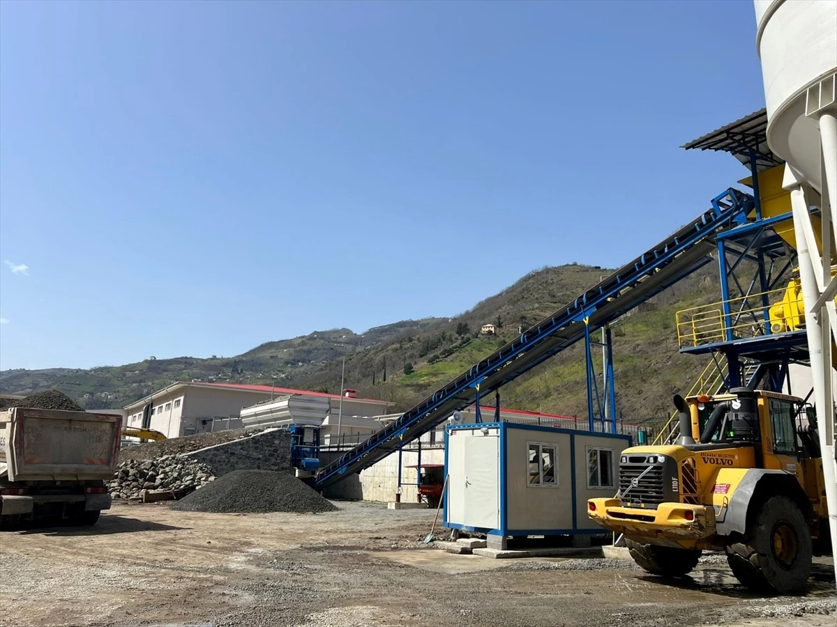 Trabzon\'un Akçaabat ilçesinde kuru beton santrali faaliyete alındı