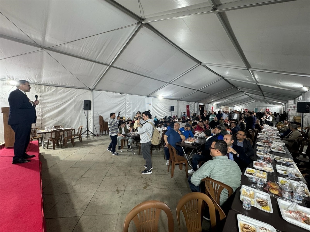 TÜGVA İzmir Temsilciliği tarafından düzenlenen aile iftarında konuşmalar yapıldı