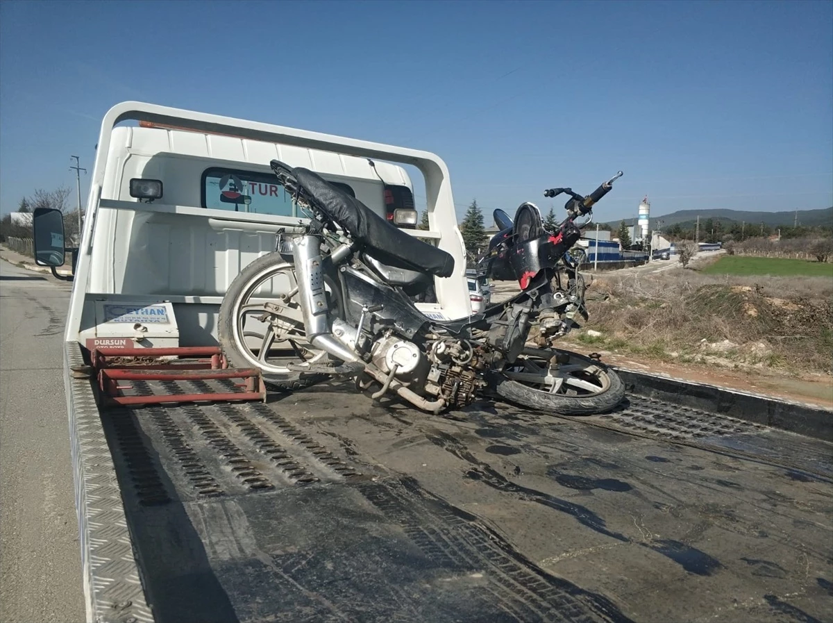 Uşak\'ta Otomobilin Motosiklete Çarpması Sonucu 1 Kişi Öldü, 2 Kişi Yaralandı