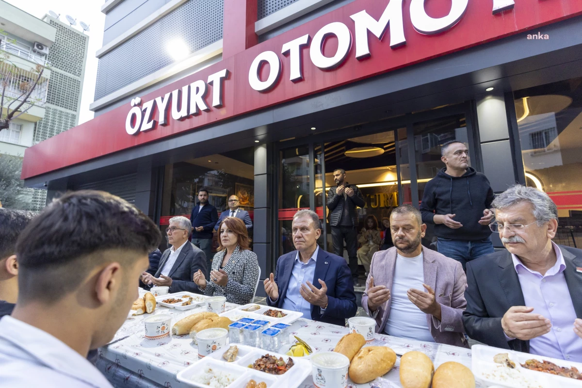 Mersin Büyükşehir Belediye Başkanı Vahap Seçer, otomotiv şirketi çalışanlarıyla iftar yaptı