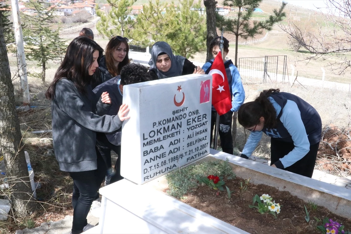 Yozgat Nida Tüfekçi Güzel Sanatlar Lisesi Öğrencileri Şehit Kabirlerini Ziyaret Ediyor