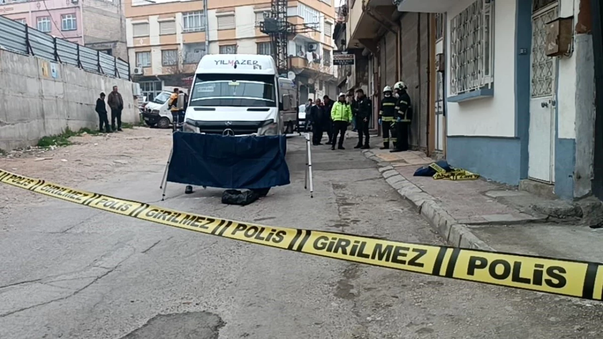 Gaziantep\'te yaşlı adamın geri manevra yapan işçi servisinin altında kalarak ölmesi