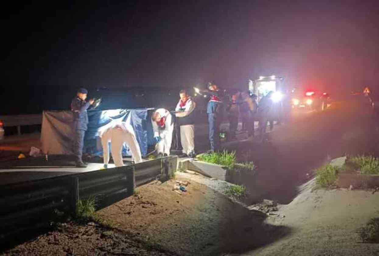 Yol ortasında silahla vurulmuş kadın cesedi bulundu Yol ortasında silahla vurulmuş kadın cesedi bulundu