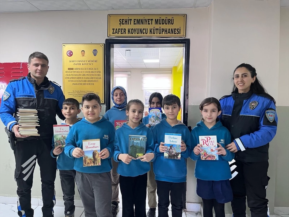 Hakkari\'de polis ekipleri okula kitap desteği sağladı