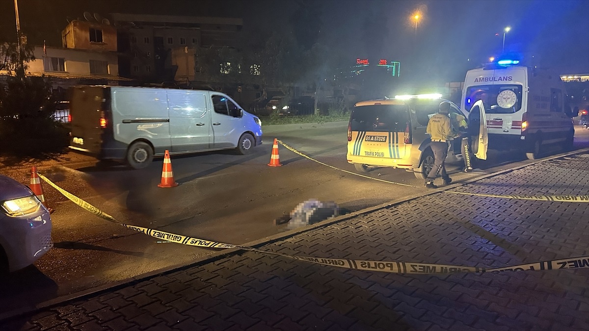 Adana\'da motosikletin çarptığı yaya hayatını kaybetti