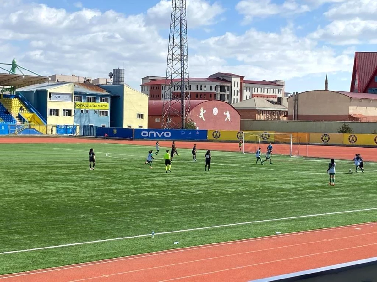 Ağrı Aile ve Sosyal Politikalar Gençlik ve Spor Kulübü Kız Futbol Takımı, 76 Iğdır Spor\'u 8-1 yenerek galibiyet serisini sürdürdü