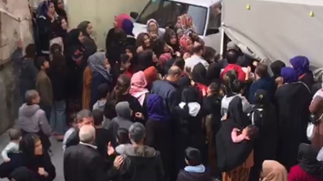 AK Parti ve Yeniden Refah'ın kıyasıya yarışacağı kentte tişört izdihamı AK Parti ve Yeniden Refah'ın kıyasıya yarışacağı kentte tişört izdihamı