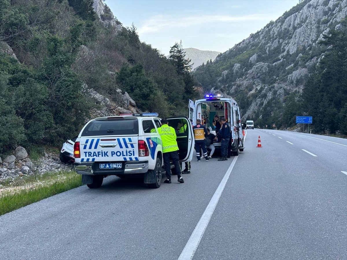 Akseki ilçesinde motosiklet ile otomobil çarpışması: Sürücü yaralandı