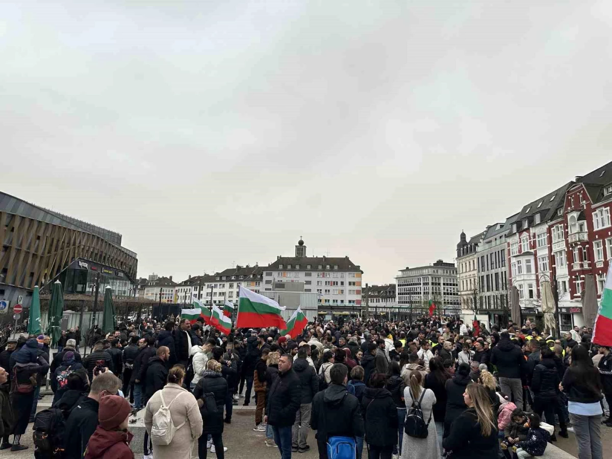 Solingen\'de Türk Asıllı Aile İçin Yürüyüş ve Anma Töreni Düzenlendi