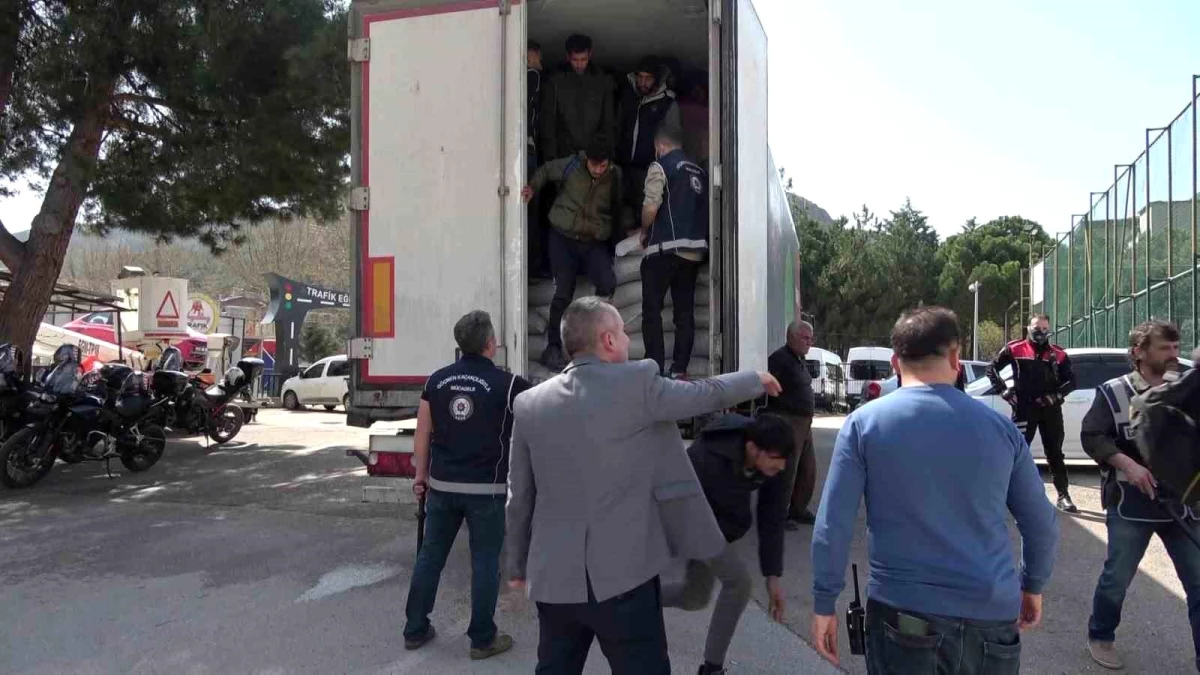 Amasya\'da 40 kaçak göçmen yakalanan tırın sürücüsü tutuklandı